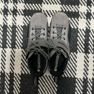 Ladies cycling shoes in size 40 8-8.5 worn once brand Shimano